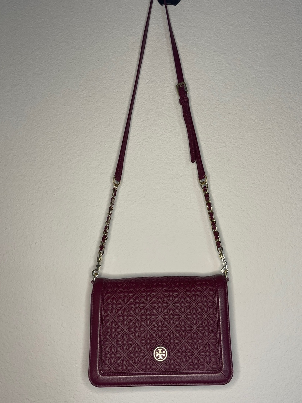 EUC Tory Burch Quilted Burgundy Crossbody Bag with Gold Logo - Picture 3 of 10